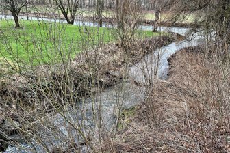 Wiesen im Chemnitztal überschwemmt: Dorfbäche gut gefüllt – Anwohner in Sorge - Nahe des Chemnitztalradweges in Auerswalde mündet der Auerswalder Bach in die Chemnitz. Die Gewässer sind gut gefüllt.