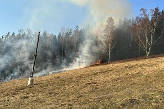Wiesenbrand in Klingenthal am Skilift Jägerstraße - Bei einem Wiesenbrand in Klingenthal waren am Montag Feuerwehren im Einsatz.