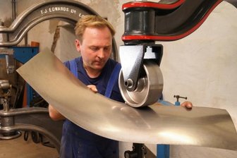 Wiesenburger will Horch Nr. 1 mitbauen - Ergebnisse, die nach altem, solidem Automobilbauerhandwerk aussehen, erreicht man oft am besten mit authentischer Technik, ist Michael Junghänel überzeugt. So stehen in seiner Wiesenburger Werkstatt zwei aus Großbritannien importierte historische Blechbiegemaschinen, mit denen Karosserieteilen die gewünschte Form verliehen werden kann. Das nötige Geschick und Gespür fürs Material und den Umgang damit ersetzen sie freilich nicht.