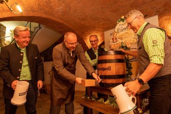 Wiesn-Countdown in Plauen: Wieso OB Steffen Zenner voller Euphorie den Holzhammer schwingt - Ganz ohne Bierdusche klappte der Festbier-Probeanstich. OB Steffen Zenner, hier unter Beobachtung der Sternquell-Spitzen Jan Gerbeth, Thomas Münzer und Günther Spindler (von links), benötigte vier Schläge.