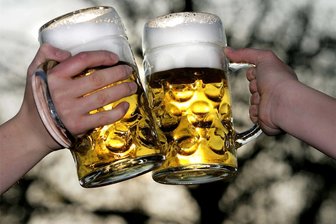 Wiesn-Gaudi, Drachenfest, Travestie, Graffiti-Workshop: Wochenend-Tipps für den Raum Stollberg - Zünftig mit Festbier angestoßen wird am Wochenende beim Oktoberfest in Niederdorf.