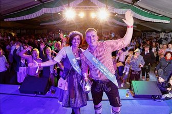 Wiesn-Publikum in Königswalde lässt Auswärtige jubeln - Während der 11. Königswalder Wiesn ist Susann Hachenberger aus Crottendorf vom Publikum zur Miss Dirndl 2022 gewählt worden. Christian Tippmann aus Steinbach sicherte sich den Titel Mister Lederhose 2022. 