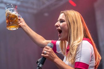 „Wiesn“-Rausch: Holt Sachsen sich „sein“ Oktoberfest zurück? - Oans, zwoa, gsuffa: Sängerin Stefanie Hertel 2024 mit ihrer „Dirndlrock-Band“ auf der „Sternquell Wiesn“ in Plauen.