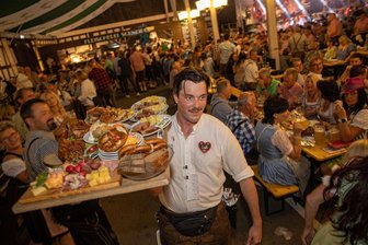 Wiesn-Zeit in Plauen: Kann Sternquell den unglaublichen Premierenerfolg toppen? - Ein Blick ins gefüllte Festzelt der ersten Sternquell-Wiesn im September 2022 in Plauen. Eine Lederhosen- und Dirndl-Pflicht besteht übrigens nicht. Dennoch hatten sich im Vorjahr besonders abends viele Gäste stilecht gekleidet.