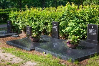 Wieso aus fünf Kriegsgräbern vier werden - Die neu gestalteten Gräber der gefallenen Falkenauer auf dem örtlichen Friedhof. 