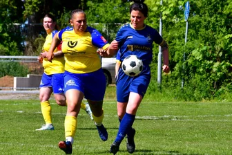 Wieso das Dorf- und Sportfest eine „Existenzgrundlage“ für Coschütz ist - Ein Zuschauermagnet beim Sportfest: Die Frauen des SV Coschütz (gelbe Trikots) unterlagen dem VfL Wildenfels im Halbfinale des Vogtlandpokals mit 1:6 und schieden aus.