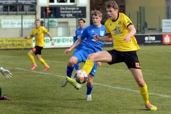 Wieso das Heimspiel des VfB Auerbach gegen den VfL Halle nur noch ein halbes Spitzenspiel ist - Lucas Seidel (am Ball) erzielt hier nach einem Eckball den 1:0-Siegtreffer für den VfB Auerbach im Spiel gegen Bischofswerda.