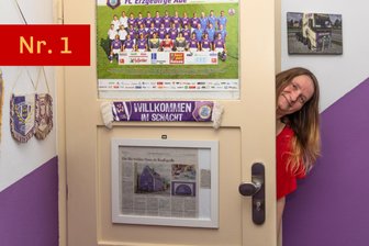 Wieso dieser Aue-Fan sein eigenes Haus vermutlich nie von außen sehen wird - Mandy Schumann, die Ehefrau des verrückten FCE-Fans aus Buchholz, öffnet für den Erzgebirgischen Adventskalender die erste Tür. Was Besucher im lila-weißen Haus erwartet, darauf sind sie absolut nicht vorbereitet.