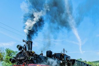 Wieso ein Verein im Erzgebirge einen sechsstelligen Zuschuss für historische Dampflok bekommt - Die Dampflok 99 1590-1 auf einer ihrer Fahrten zwischen Steinbach und Jöhstadt. Nun muss sie erst einmal zur Hauptuntersuchung. 