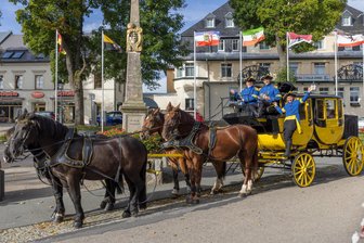 Wieso eine Attraktion am Fichtelberg dieses Jahr fehlt - Zieht stets die Blicke auf sich: die historische Postkutsche in Oberwiesenthal.