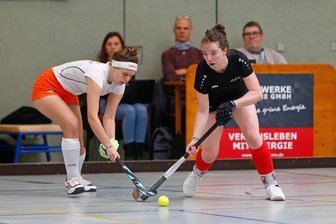 Wieso eine Hockeyspielerin des SV Motor Meerane bereits im Radiosender „Deutschlandfunk Kultur“ aufgetreten ist - Mit dem SV Motor Meerane belegte Klara Leinen (rechts) in der vergangenen Spielzeit der Hallenhockey-Regionalliga Ost den zweiten Platz.