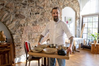 Wieso in der „Ratsstube“ in Limbach-Oberfrohna jetzt auch Bistro-Gerichte auf den Tisch kommen - Ronny Pester mit einer Auswahl an Snacks in der „Ratsstube“ in Limbach-Oberfrohna.
