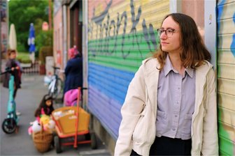 „Wieso kann ich nicht einfach ihre Hand halten?“ - Warum sich queere Menschen in der Öffentlichkeit immer noch unsicher fühlen - Elisa Leimert ist Werkstudentin bei der „Freien Presse“. In der Öffentlichkeit fühlt sie sich oft nicht stark genug, um die Hand ihrer Partnerin zu halten.