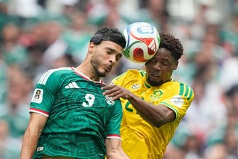Wieso Mexikos Stürmer Jiménez ein Stirnband trägt - Raúl Jiménez (links) trägt seit einer schweren Kopfverletzung ein Schutzband - Kopfballtore erzielt er weiterhin.