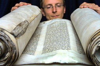 Wieso will die CDU für Zwickau ein jüdisches Museum? - Lutz Mahnke, Leiter der Ratsschulbibliothek, mit einer der Thora-Rollen, die 2003 entdeckt wurden. Zwei befinden sich noch als Leihgabe in Zwickau. Sie könnten im möglichen Museum eine Rolle spielen.