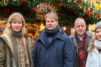 Wieviel Vogtland im Erzgebirgskrimi steckt - Die Schauspieler Teresa Weißbach, Kai Scheve, Uwe Preuss und Lara Mandoki (von links) auf dem extra für die Dreharbeiten zum Erzgebirgskrimi in Schwarzenberg aufgebauten Weihnachtsmarkt. In der siebten Folge rückt die Region mit ihren Weihnachtsbräuchen und seinem Kunsthandwerk in den Fokus. 