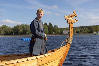 Wikingerschiff sorgt im Erzgebirge für Aufsehen - Der zwölfjährige Julius Haustein aus Niederschmiedeberg gehört zur Clique der Wikingerfreunde Vikingerz. Die Erzgebirger bauten in den vergangenen dreieinhalb Jahren ein Wikingerschiff, das nun auf dem Geyerschen Teich kreuzt.