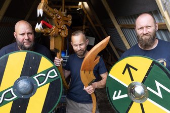 Wikingerschiff startet im Erzgebirge gen Norden - Hilfe, die Wikinger kommen! Heiko Lange, Ronny Neubert und Torsten Schönherr (v. l.) planen mit ihrer Sippe einen ganz besonderen Raubzug – und zwar in den Norden.