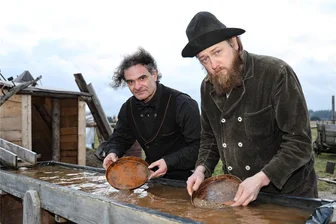 Wild West im Erzgebirge: Westernstadt Old Miners Creek wird aus dem Winterschlaf geholt - Jack Dander (links) und Gustav Erdmann beim Goldschürfen in der Westernstadt.