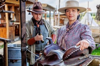 Wild-West-Tage im Erzgebirge: Was das Siedlercamp bei Geyer Neues bietet - Das Siedlercamp bei Geyer öffnet von Freitag bis Montag für die Miners Trail Days - Wild-West-Tage im Erzgebirge. Im Bild: Florian Hempel alias Kid Dexter und Tiffany Rehnert alias Fay Jackson.