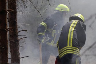 Wildcamper? Zwischen Flöha und Erdmannsdorf brennt der Wald - Kameraden der Feuerwehr Erdmannsdorf löschen den Brandherd.