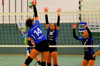 Wildcats bleiben weiterhin ungeschlagen - Die Reichenbacherinnen haben den Angriff von Leipzigs Hanna Klode (Nummer 14) genau im Blick. Während Anna-Lena Dienel (12) zum Blocken emporsteigt. hält sich die FSV-Annahme im Hintergrund schon bereit.
