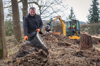 Wilde Abfallkippen bedrohen auch im Erzgebirge den Wald - Der Grund ist vielen unbekannt - Carlos Keller (l.) und Marcel Börngen kümmern sich in Thalheim im Auftrag des Sachsenforst darum, Gartenabfälle und anderes aus dem Wald zu holen.