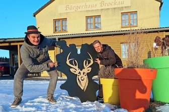 Wilde Après-Ski-Party in Vogtlandort: „Wir legen noch eine Schippe drauf" - Ramon Purfürst (links) und Louis Weiß lassen zur Après-Ski-Party den Hütten-Hirsch los.