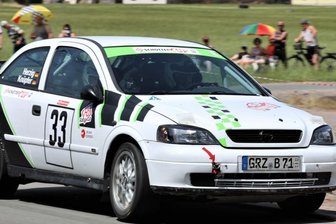 Wilde Hatz auf harten Reifen - Bernd Knüpfer und Daniel Herzig vom MC Grünhain sind in Weida zum Klassensieg und auf Gesamtrang 8 gerauscht. Die Reifenwahl für ihren Opel Astra OPC erwies sich dabei als Zünglein an der Waage. 