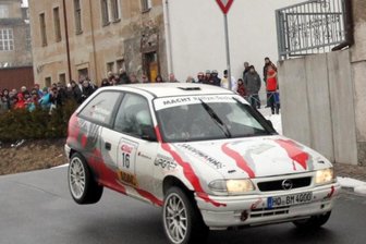 Wilde Hatz im Uhrzeigersinn - Zuschauermagnet Sprungkuppe Grünhain: Ob gegen oder wie 2013 bei der 50. Rallye Erzgebirge im Uhrzeigersinn ist diese Stelle stets ein Knackpunkt auf dem Rundkurs durch die Stadt. Damals hoben auch Bernd Michel und Bernd Hartbauer aus Schwarzenbach/Sargans im Opel Astra ab.