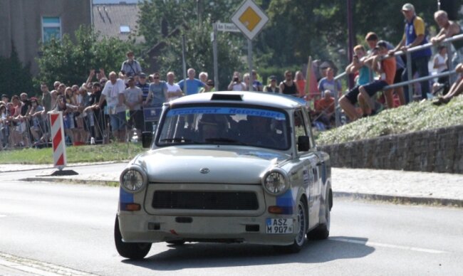 Wilde Hatz schlägt leisere Töne an - Mario Keller und Sebastian Krowiors im Trabant Super 600 vertreten diesen Sonnabend bei der 17. Rallye Grünhain die Farben des gastgebenden Clubs. Der MCG stellt rund ein Dutzend von insgesamt 80 Teams.