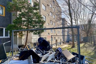 Wilde Müllhalde hinter Wohnhaus: AfD macht Stimmung – Vermieter widerspricht - Hinter einem überwiegend leer stehenden Plattenbau am Rande des Chemnitzer Stadtzentrums türmt sich Sperrmüll. Unverhohlen fremdenfeindliche Videos, die im Netz kursieren, führen die Zustände auf zugezogene Ausländer zurück – fälschlicherweise.
