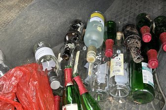 Wilde Müllkippe an Talsperre Pirk: Stadt Oelsnitz schweigt - Immer wieder werden Flaschen an der Zufahrt zur Staumauer der Talsperre Pirk illegal entsorgt.