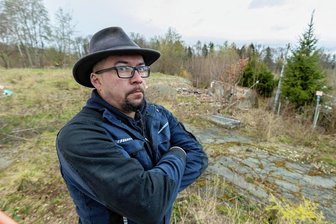 Wilde Müllkippe in Auerbach: Landkreis will durchgreifen - Danilo Lenhardt, Vorsitzender des Gartenvereins Katzenstein, machen die jahrelange Verzögerungen stinksauer. Jetzt gibt es Hoffnung, dass die wilde Müllkippe nebenan endlich geräumt wird.