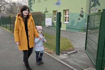 Wilde Parkerei vor Zwickauer Kita: Finden Eltern und Verkehrsbehörde eine Lösung? - Cathleen Beier bringt Tochter Anneliese immer 7.15 Uhr in die Kita. Wo parken, ist jeden Morgen die große Frage.