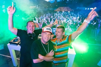 „Wilde Party, Eskalation, pure Energie“: Loveparade-Feeling am ehemaligen MZ-Werk in Zschopau - Die DJ‘s André Visior, Da Hool und Andy LaToggo (v. l.) bei der „Rave Nation“ in Zschopau.