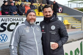 Wilde Tage beim VFC Plauen: Auch der Co-Trainer und der Torwarttrainer müssen gehen - Da lachten sie noch: Das Foto zeigt Torwarttrainer Oliver Dix (links) und Co-Trainer Kevin Brettfeld beim Spiel am Sonntag gegen Hertha Zehlendorf (0:1). Es war ihr letztes in Diensten des VFC Plauen.