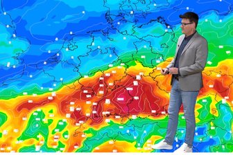 Wilde Wetter-Woche steht bevor: Hitze, Gewitter und Hagel - drohen auch Tornados? - Wetterexperte Dominik Jung vor der Deutschlandkarte. Deutlich zu sehen: Die Temperatur-Trennlinie zwischen Nord- und Süddeutschland.
