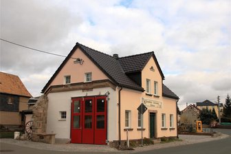 Wildenau: Neues Einsatzfahrzeug passt nicht durchs Tor des Feuerwehrgebäudes - Das Tor ist zu klein und muss vergrößert werden.