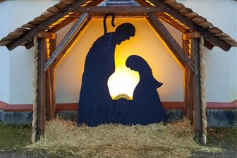 Wildenauer laden vor dem Familiengottesdienst zu einem Besuch des 1. Krippenweges ein - Der Weg führt bis zur Krippe an der Wildenauer Kirche.