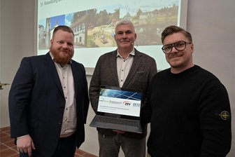 Wildenfels bei Solarstrom-Firmen begehrt: Neues Projekt in Härtensdorf - Im Stadtrat ist das Solarpark-Projekt Härtensdorf vorgestellt worden: Martin Moos, Vorstand der Energiegenossenschaft Chemnitz-Zwickau, Wildenfels’ Bürgermeister Tino Kögler und Denny Schädlich, Geschäftsführer Deto Solar (v.l.).