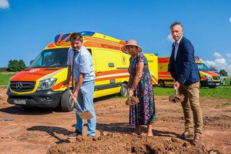 Wildenfels bekommt neue Rettungswache - Der Geschäftsführer des Rettungszweckverbandes (RZV) Jens Leistner, die CDU-Landtagsabgeordnete Kerstin Nicolaus und der RZV-Verbandsvorsitzende Carsten Michaelis (von links) vollzogen mit symbolischen Spatenstichen den Startschuss für den Bau der neuen Rettungswache..