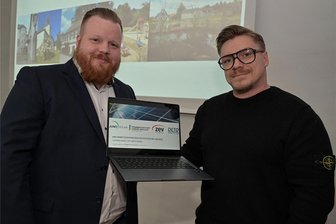 Wildenfels: Bürger sollen zu Plänen für Solarparks in Härtensdorf mitreden - Martin Moos von der Energiegenossenschaft (l.) und Denny Schädlich von Juno Sola bei der Projektpräsentation.