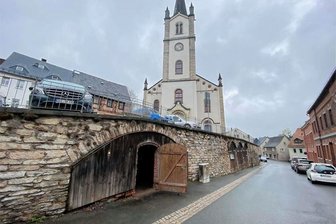 Wildenfels: Gewölbe unterm sanierten Kirchplatz werden geöffnet und Ausstellungsfläche - Die alten Hölzer, die den Zugang zum Gewölbe versperren, sollen entfernt und das Gewölbe für Ausstellungen geöffnet werden. 