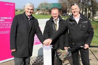 Wildenfels hat flächendeckend schnelles Internet - Bürgermeister Tino Kögler drückte gemeinsam mit Rainer Frank und Matthias Patzsch (v. l. n. r.) von der Telekom symbolisch den Startknopf.