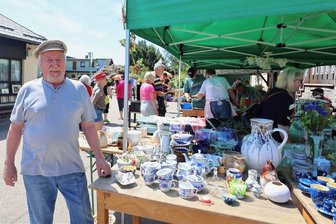 Wildenfels: Hofflohmarkt erweist sich als Besuchermagnet - Johannes Heyder am Stand des Heimatvereins auf dem Hofflohmarkt am vorigen Samstag. 