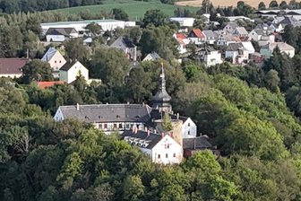 Wildenfels kauft wegen Reichsbürgerverdacht Schloss Wiesenburg: Selbsternannte Verwalter drohen mit skurriler Klage - Schloss Wiesenburg, im gleichnamigen Ortsteil der Stadt Wildenfels. Bis 1996 war die Gemeinde Wiesenburg der Eigentümer, jetzt erwirbt Wildenfels das Schloss von der Erbin des vormaligen Eigentümers.