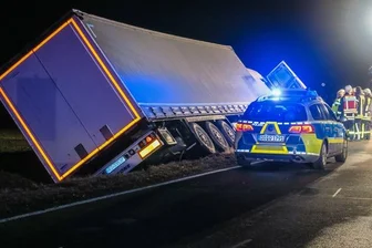 Wildenfels: Lkw landet im Straßengraben - 