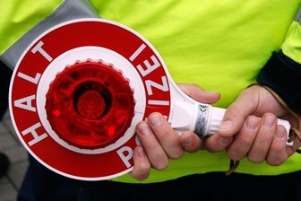 Wildenfels: Lkw verkeilt sich in Drive-In - 