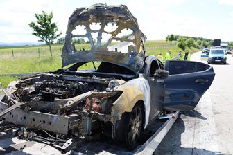 Wildenfels: Mazda brennt auf der Autobahn 72 völlig aus - Ein Mazda ist am Freitag auf der A 72 völlig ausgebrannt.